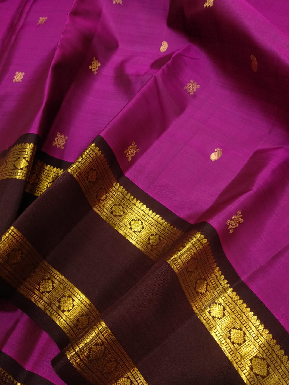 Classical & Traditional, Royal & Rich Look. Kanchipuram Handwoven Rettai Pettu Borders with beautiful butta Silk Saree with Rich Pallu.