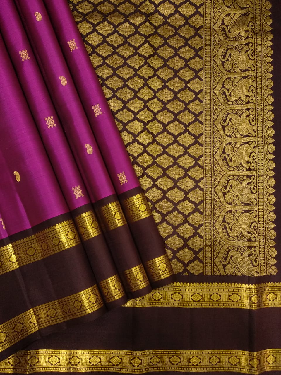Classical & Traditional, Royal & Rich Look. Kanchipuram Handwoven Rettai Pettu Borders with beautiful butta Silk Saree with Rich Pallu.