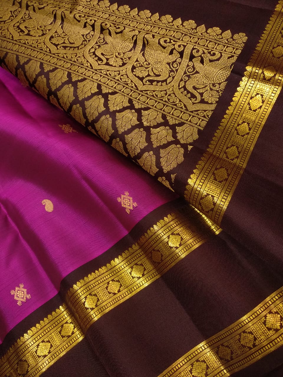 Classical & Traditional, Royal & Rich Look. Kanchipuram Handwoven Rettai Pettu Borders with beautiful butta Silk Saree with Rich Pallu.