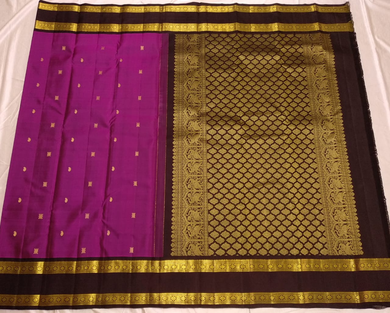 Classical & Traditional, Royal & Rich Look. Kanchipuram Handwoven Rettai Pettu Borders with beautiful butta Silk Saree with Rich Pallu.