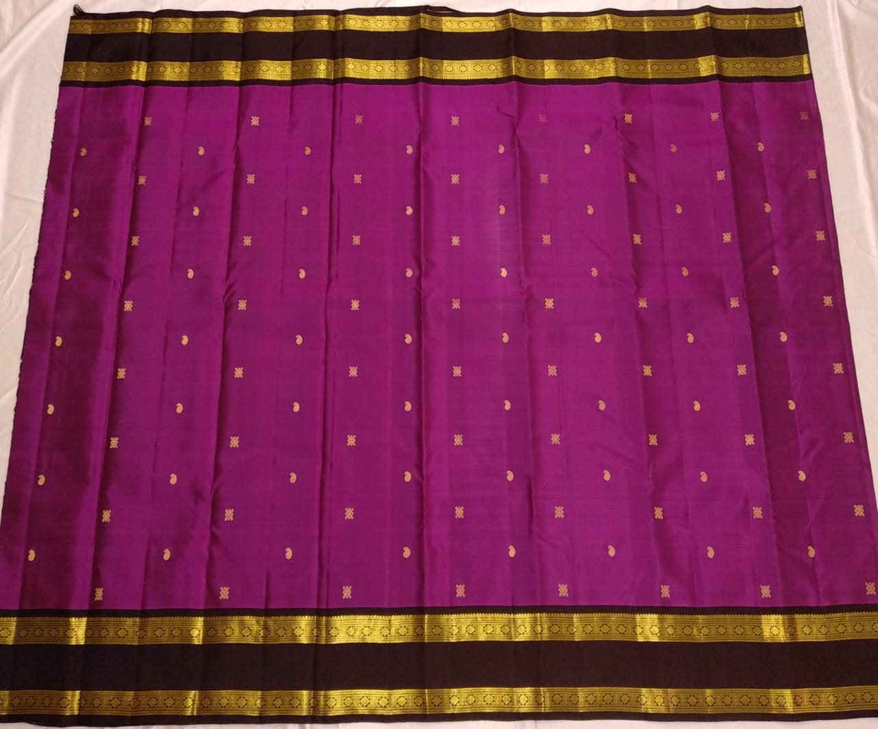 Classical & Traditional, Royal & Rich Look. Kanchipuram Handwoven Rettai Pettu Borders with beautiful butta Silk Saree with Rich Pallu.