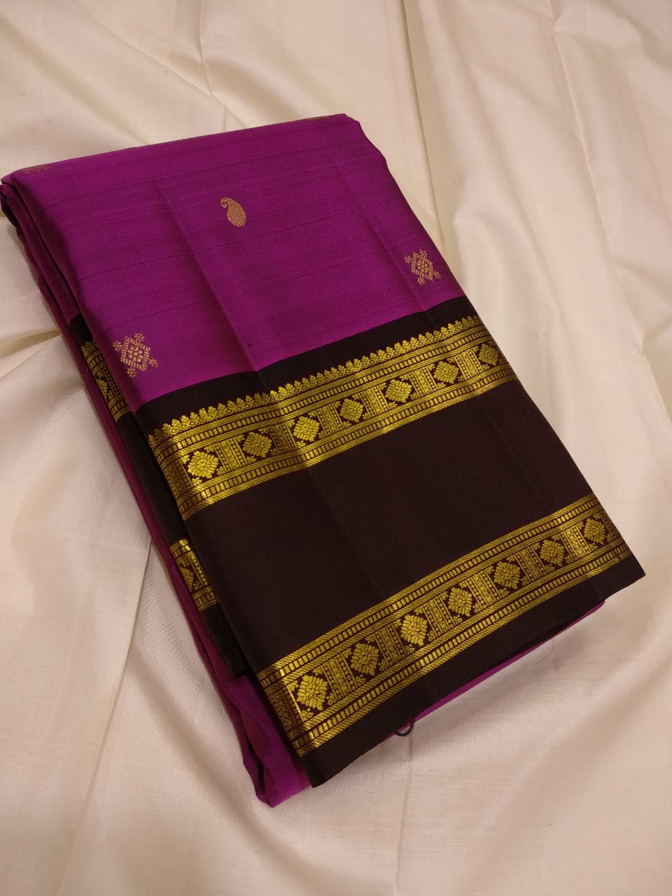 Classical & Traditional, Royal & Rich Look. Kanchipuram Handwoven Rettai Pettu Borders with beautiful butta Silk Saree with Rich Pallu.