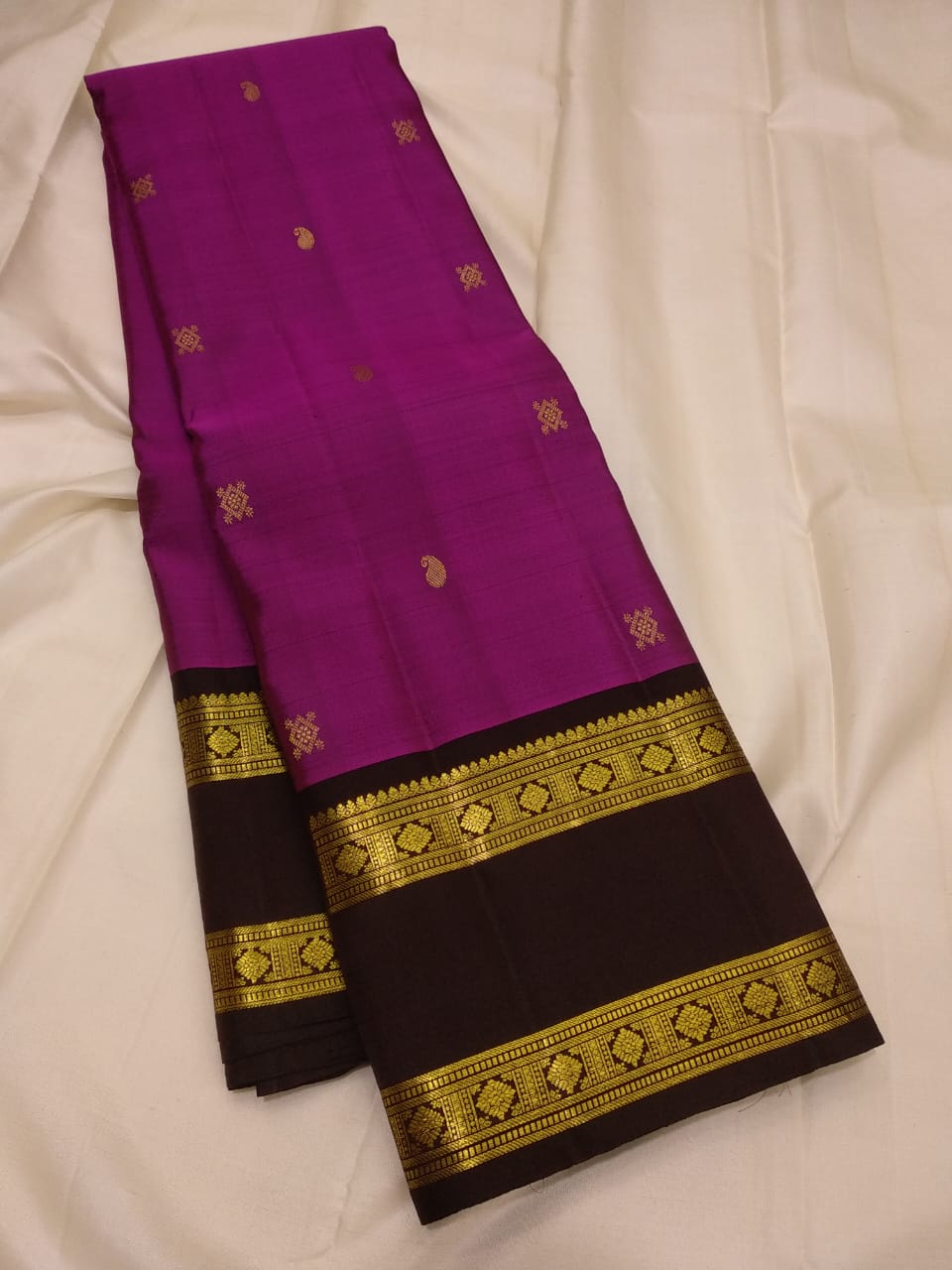Classical & Traditional, Royal & Rich Look. Kanchipuram Handwoven Rettai Pettu Borders with beautiful butta Silk Saree with Rich Pallu.