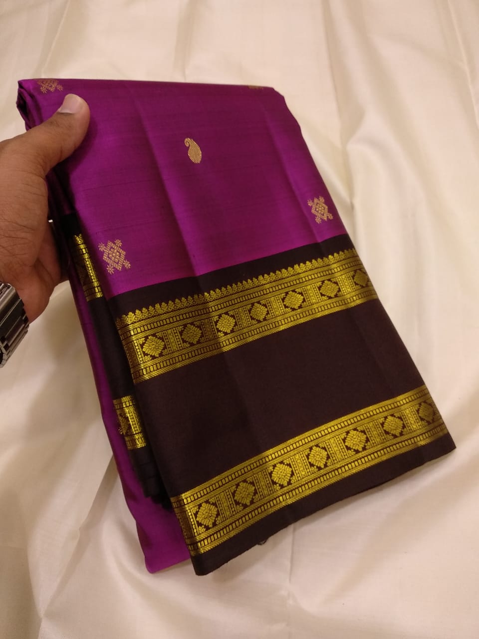 Classical & Traditional, Royal & Rich Look. Kanchipuram Handwoven Rettai Pettu Borders with beautiful butta Silk Saree with Rich Pallu.