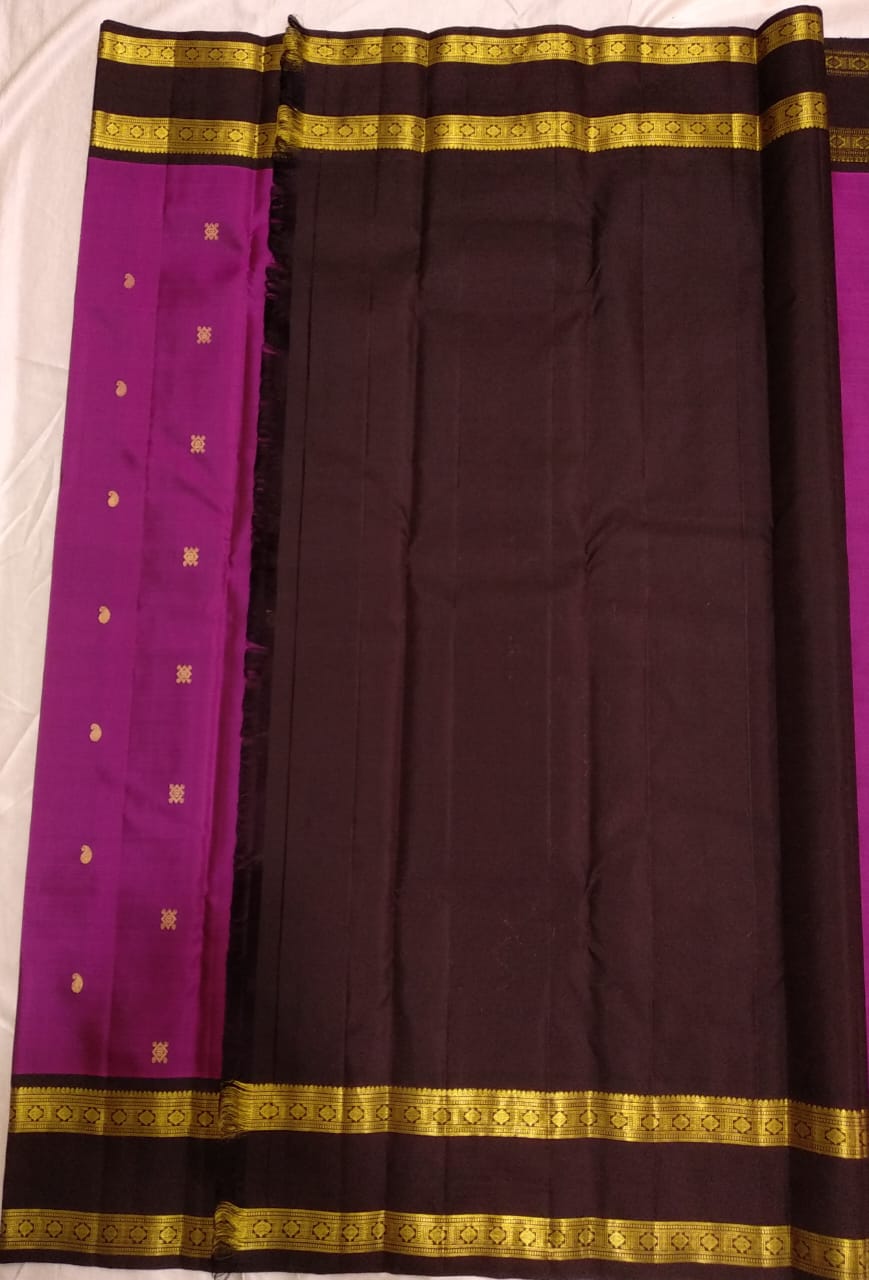 Classical & Traditional, Royal & Rich Look. Kanchipuram Handwoven Rettai Pettu Borders with beautiful butta Silk Saree with Rich Pallu.