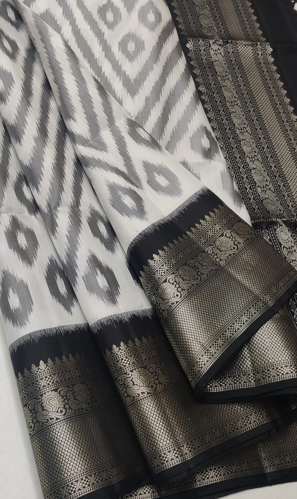 Kattaas Pochampalli Traditional Jacquard border