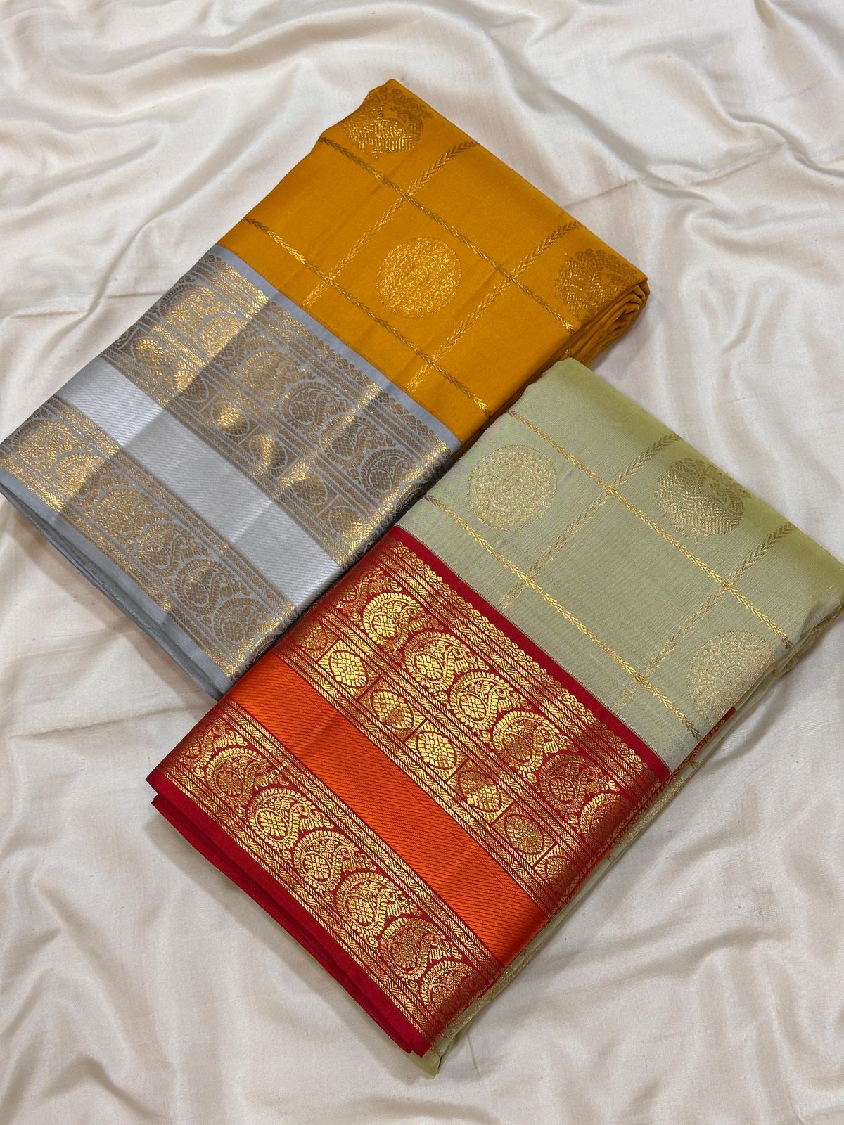Kattaas 2g zari contrast double border belldari oosi check butta
