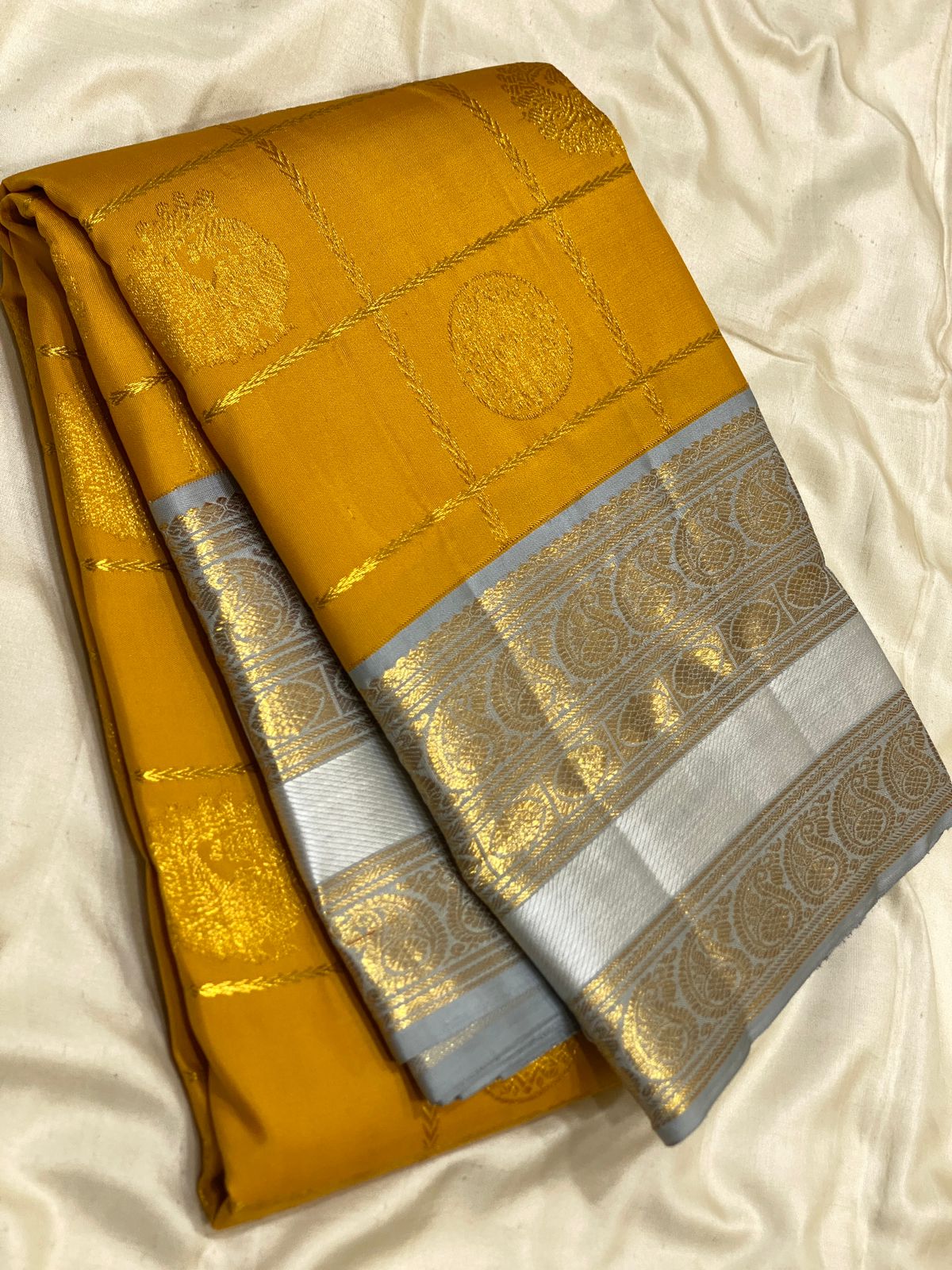 Kattaas 2g zari contrast double border belldari oosi check butta
