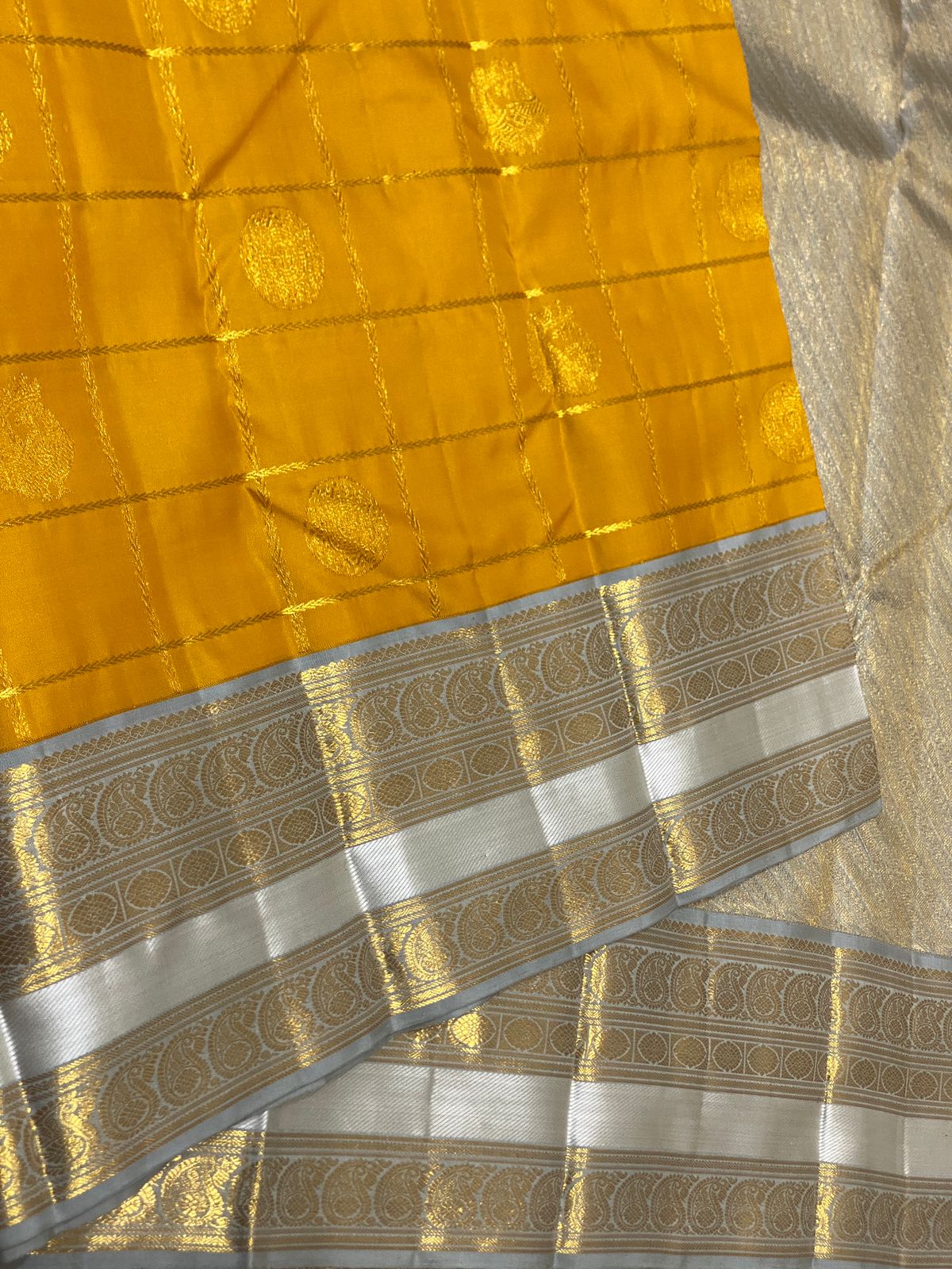 Kattaas 2g zari contrast double border belldari oosi check butta