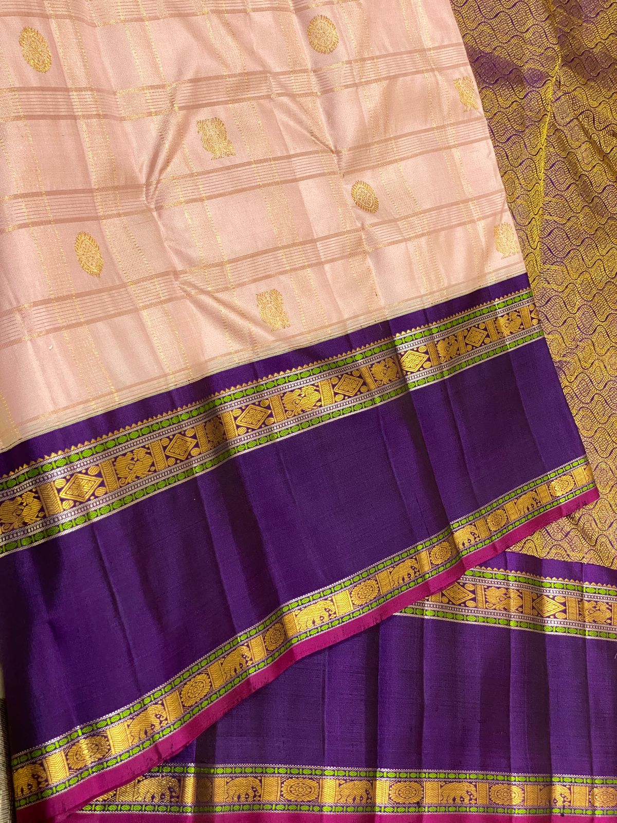 Kattaas 2g zari contrast double border vaira oosi check butta