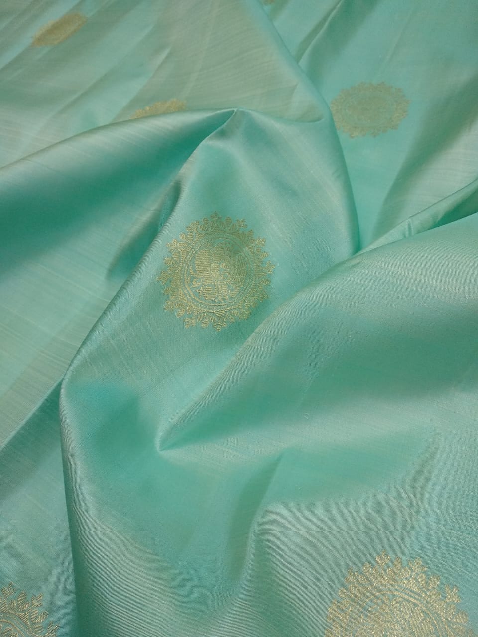 Kattaas Classic & Traditional Kanchipuram Handwoven Silk Saree, Beautiful Borders & butta with Grand Pallu.