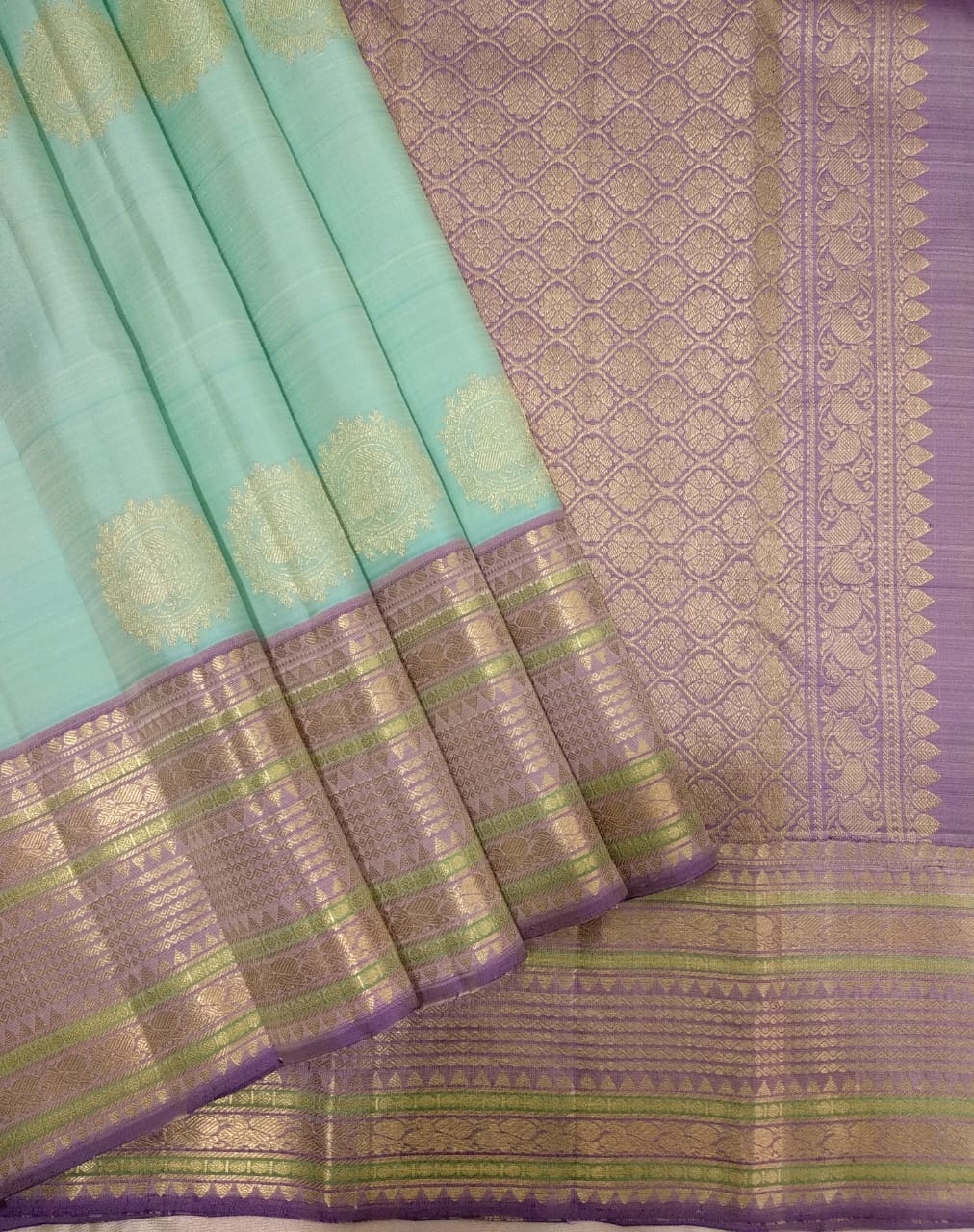 Kattaas Classic & Traditional Kanchipuram Handwoven Silk Saree, Beautiful Borders & butta with Grand Pallu.