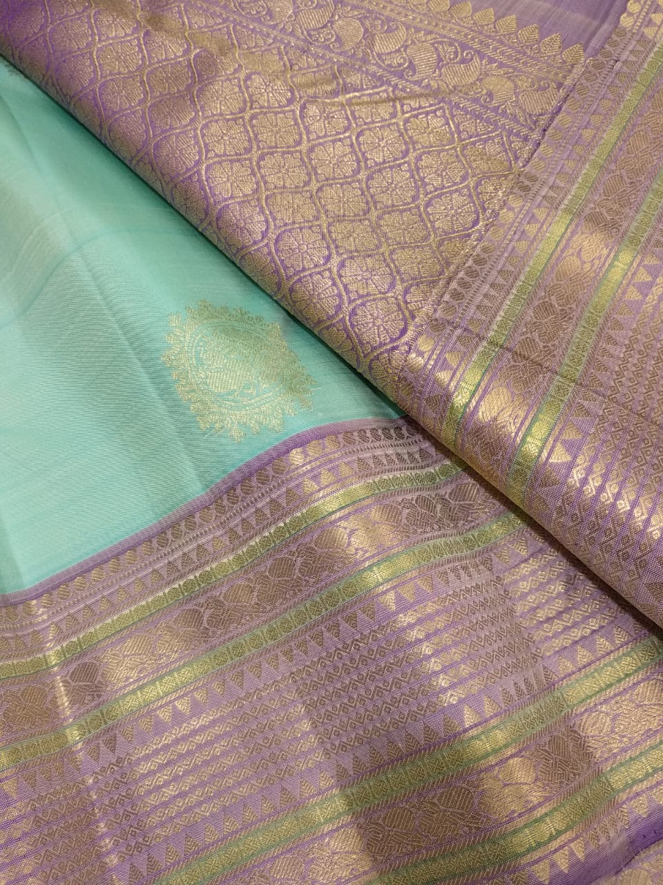 Kattaas Classic & Traditional Kanchipuram Handwoven Silk Saree, Beautiful Borders & butta with Grand Pallu.