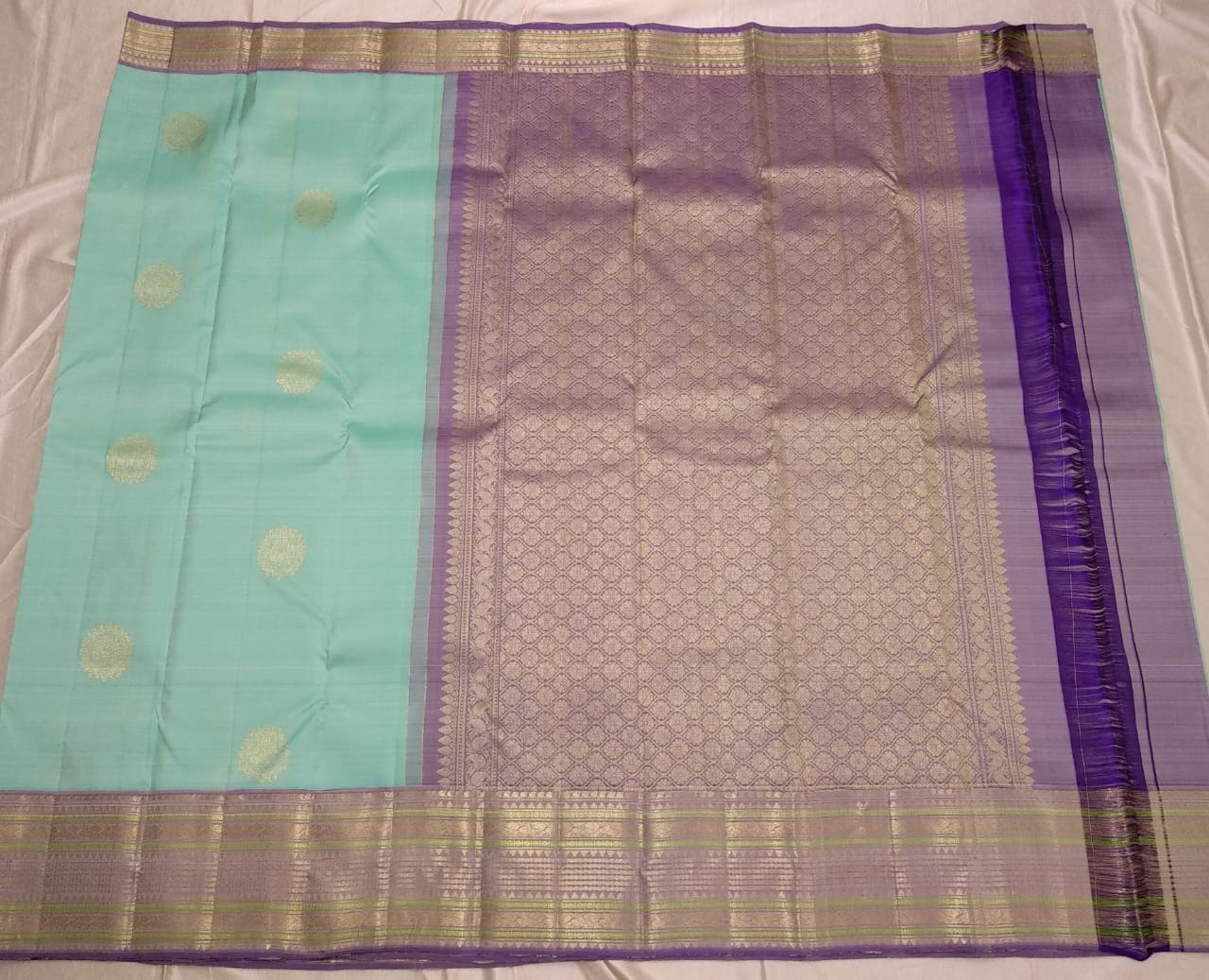 Kattaas Classic & Traditional Kanchipuram Handwoven Silk Saree, Beautiful Borders & butta with Grand Pallu.