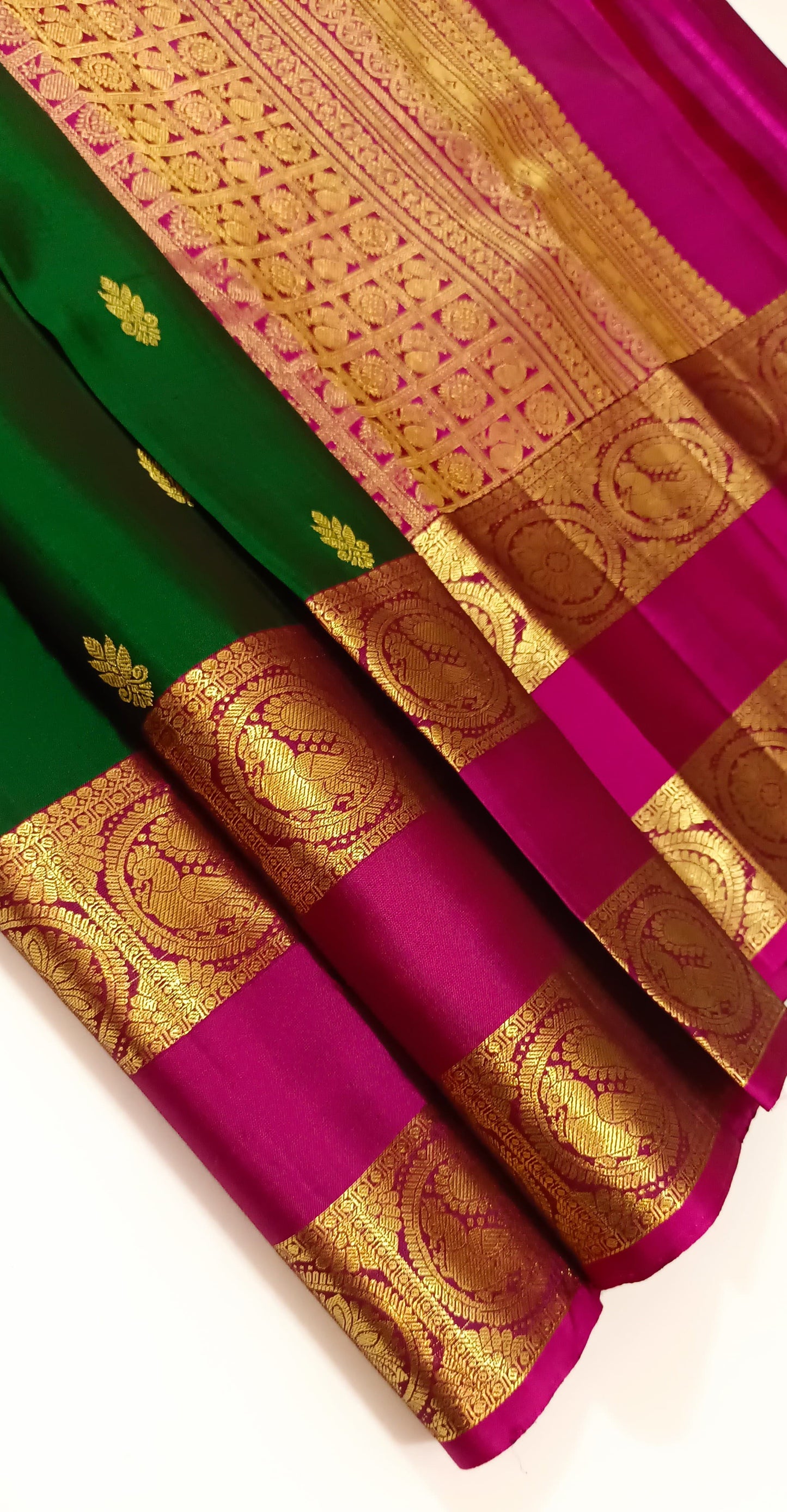 Traditional Kanchipuram Silks in Rettai Pet Borders with Beautiful butties and Rich & Grand Pallu