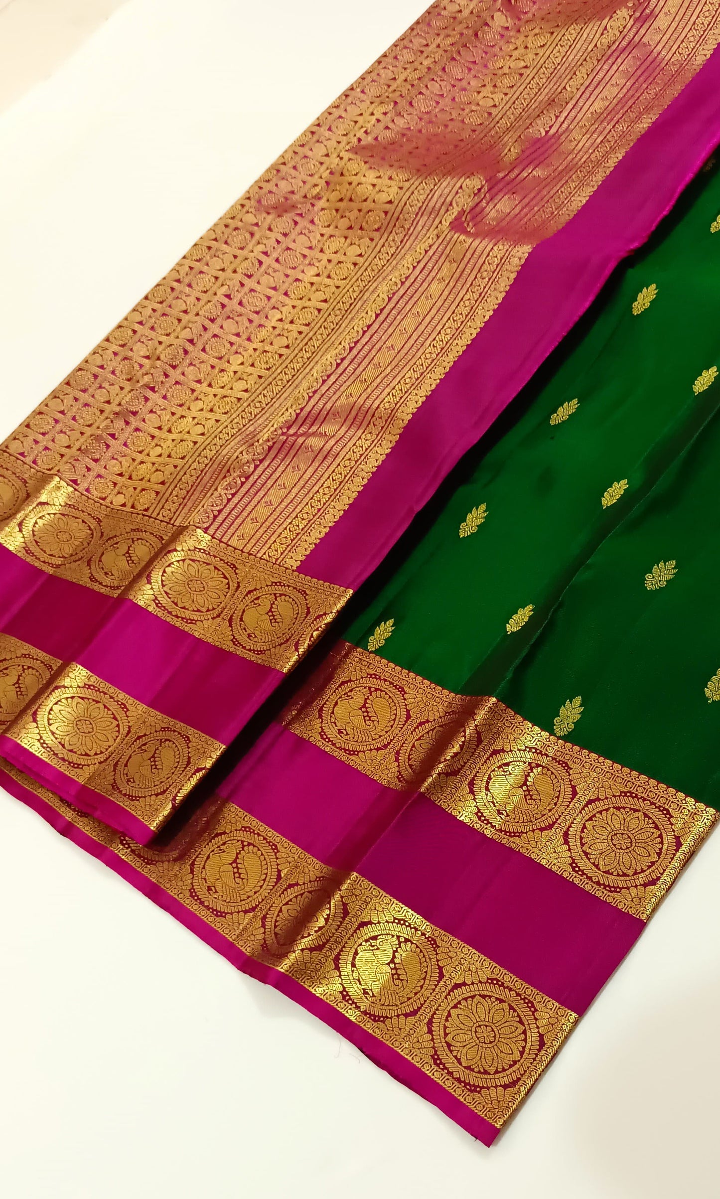 Traditional Kanchipuram Silks in Rettai Pet Borders with Beautiful butties and Rich & Grand Pallu