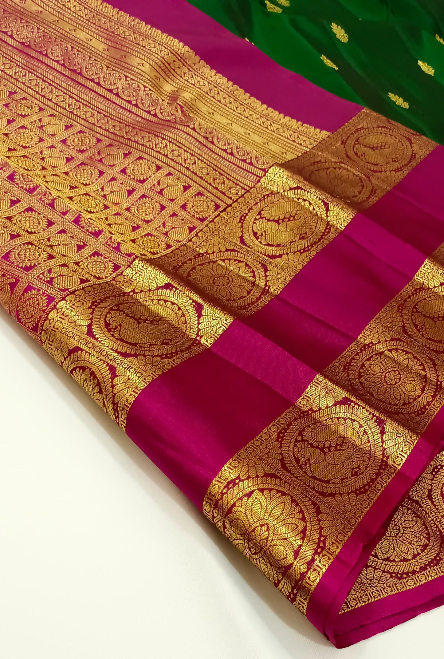 Traditional Kanchipuram Silks in Rettai Pet Borders with Beautiful butties and Rich & Grand Pallu