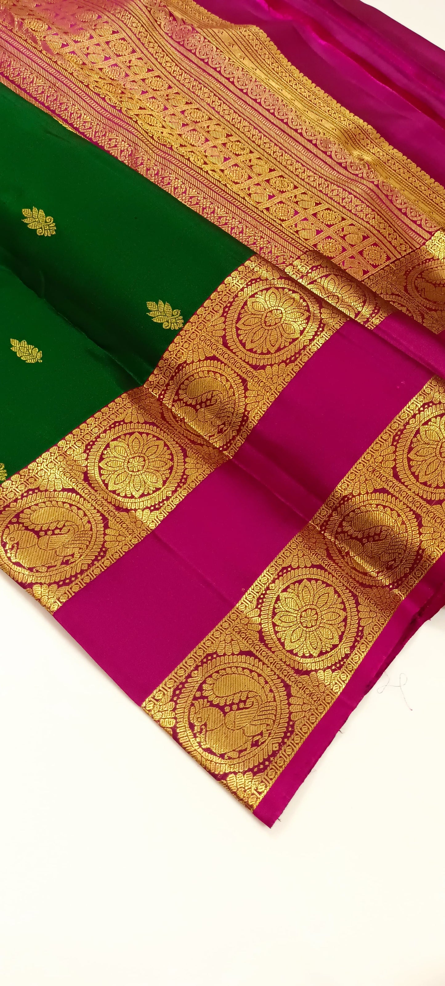 Traditional Kanchipuram Silks in Rettai Pet Borders with Beautiful butties and Rich & Grand Pallu