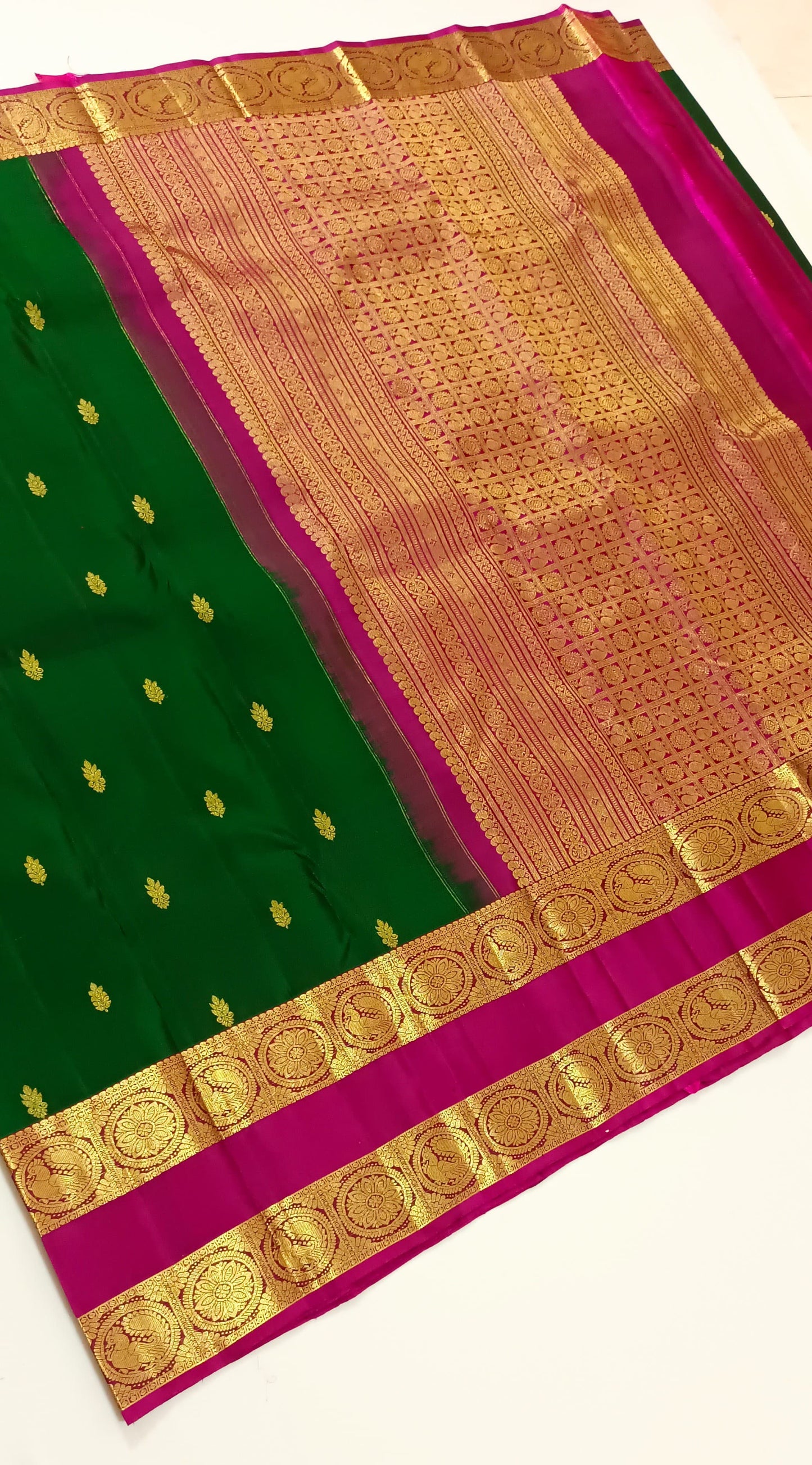 Traditional Kanchipuram Silks in Rettai Pet Borders with Beautiful butties and Rich & Grand Pallu
