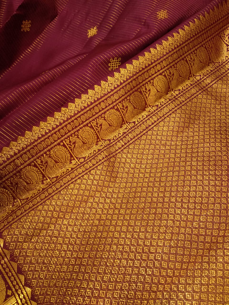 Rangoli butties with Vairaooshi. This is a wonderful famous Kanchipuram pure silk hand woven by excellent weavers with Vairaooshi and rich pallu with beautiful color combinations.