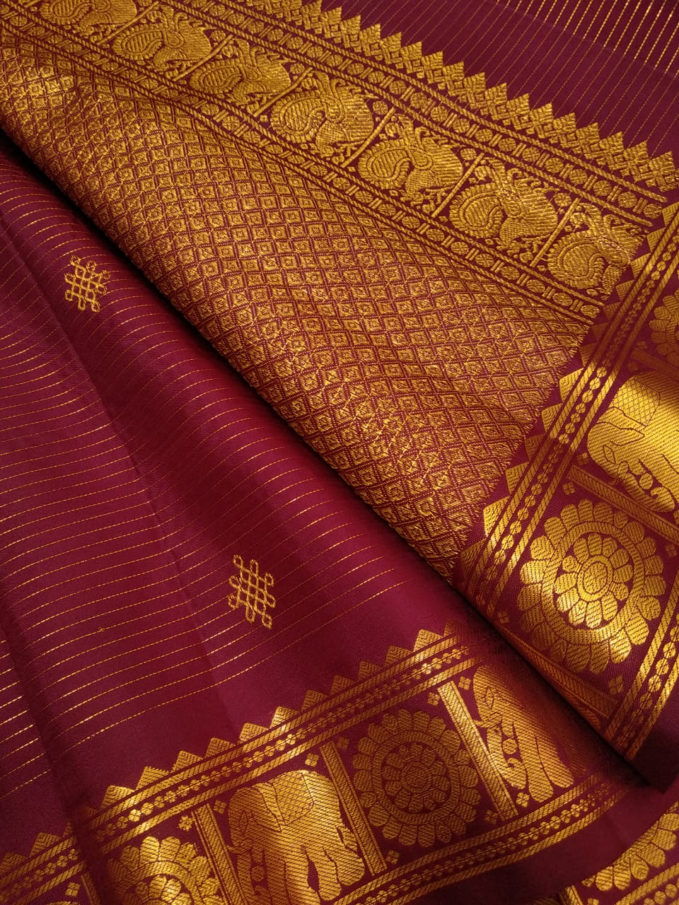 Rangoli butties with Vairaooshi. This is a wonderful famous Kanchipuram pure silk hand woven by excellent weavers with Vairaooshi and rich pallu with beautiful color combinations.