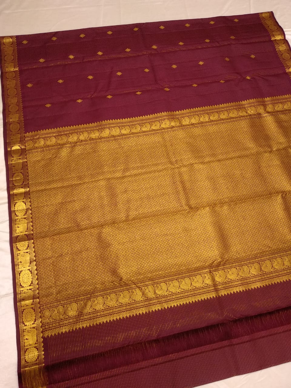 Rangoli butties with Vairaooshi. This is a wonderful famous Kanchipuram pure silk hand woven by excellent weavers with Vairaooshi and rich pallu with beautiful color combinations.