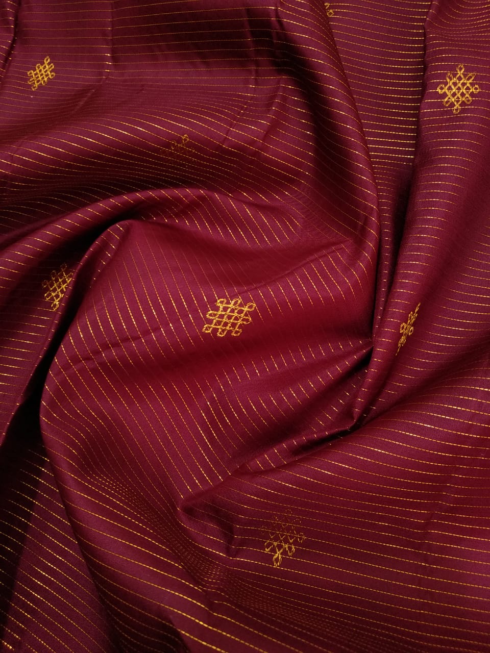 Rangoli butties with Vairaooshi. This is a wonderful famous Kanchipuram pure silk hand woven by excellent weavers with Vairaooshi and rich pallu with beautiful color combinations.