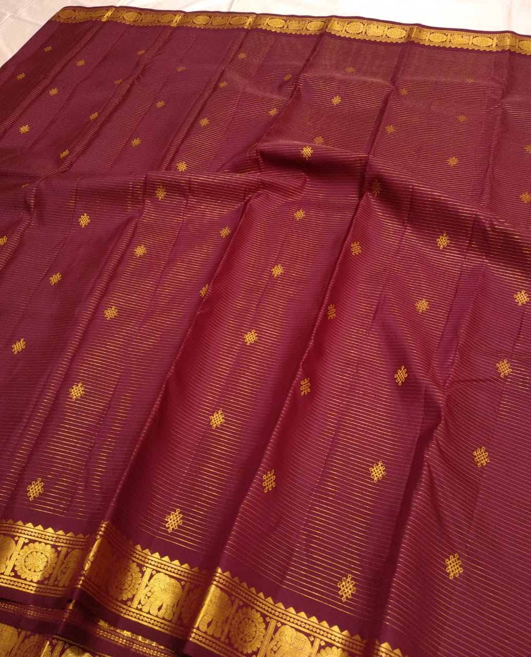 Rangoli butties with Vairaooshi. This is a wonderful famous Kanchipuram pure silk hand woven by excellent weavers with Vairaooshi and rich pallu with beautiful color combinations.