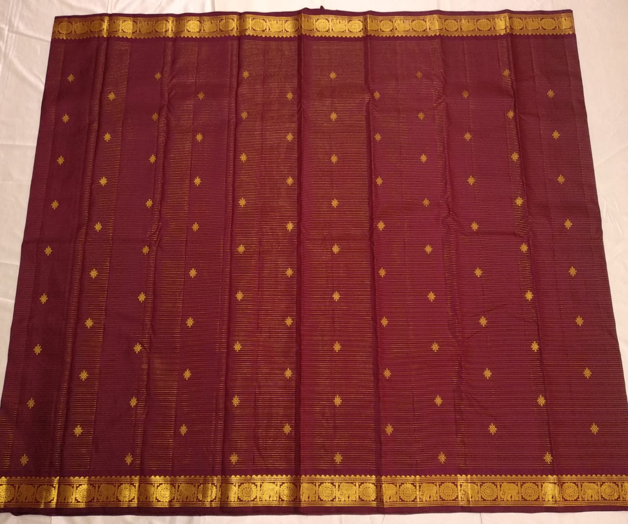 Rangoli butties with Vairaooshi. This is a wonderful famous Kanchipuram pure silk hand woven by excellent weavers with Vairaooshi and rich pallu with beautiful color combinations.