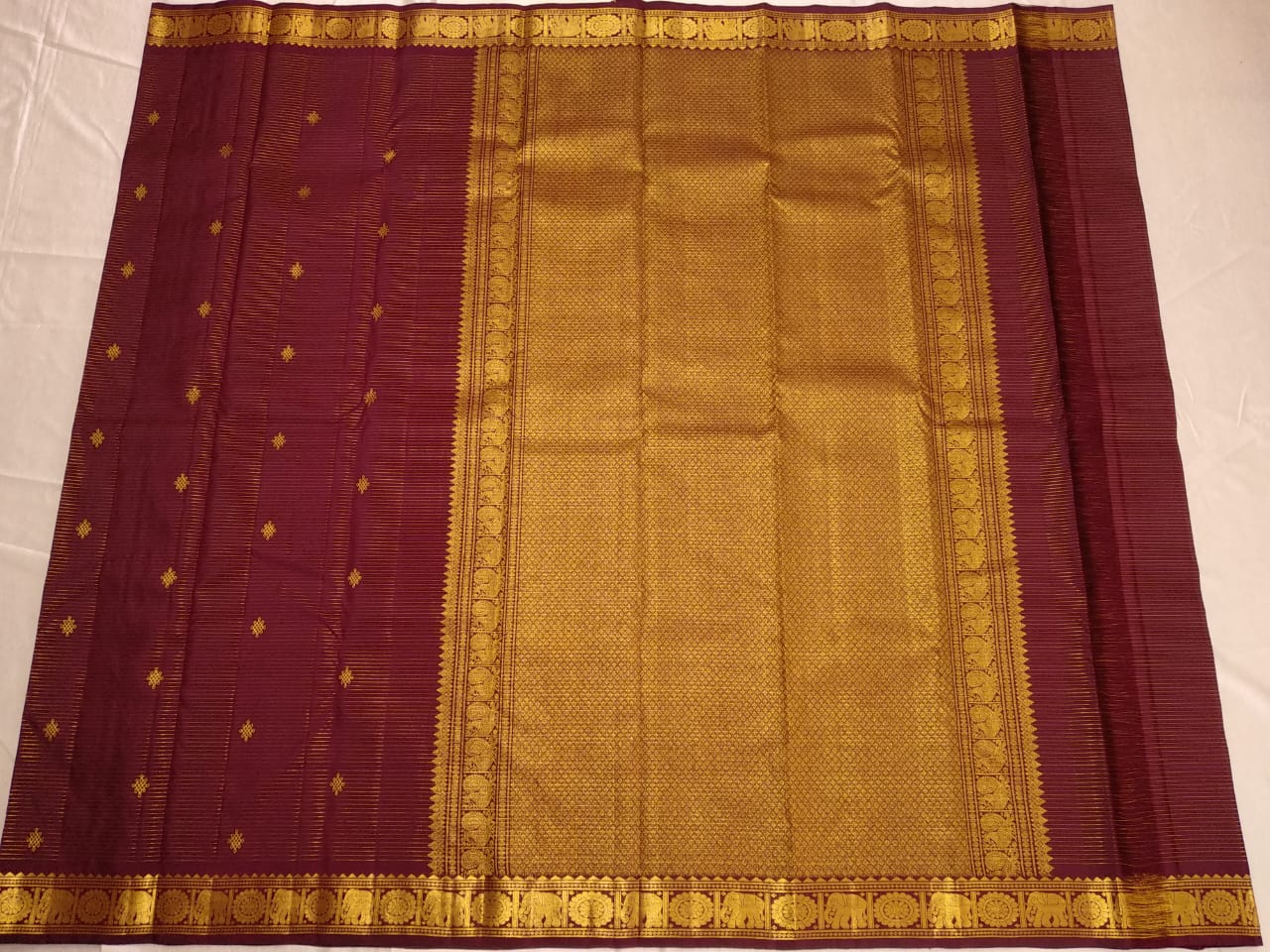 Rangoli butties with Vairaooshi. This is a wonderful famous Kanchipuram pure silk hand woven by excellent weavers with Vairaooshi and rich pallu with beautiful color combinations.