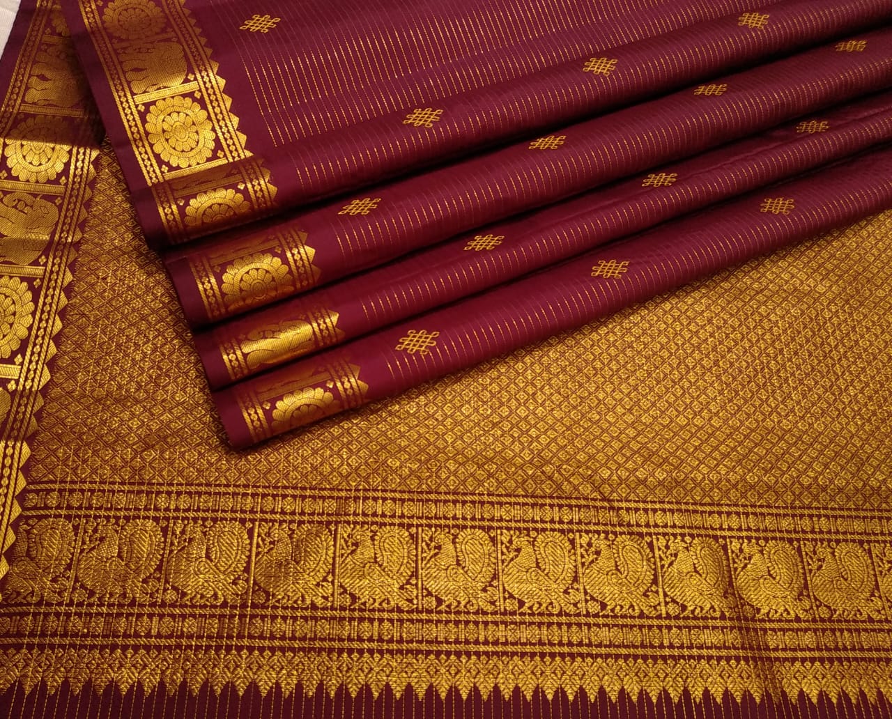 Rangoli butties with Vairaooshi. This is a wonderful famous Kanchipuram pure silk hand woven by excellent weavers with Vairaooshi and rich pallu with beautiful color combinations.