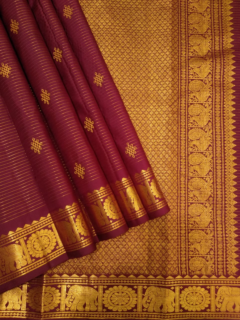 Rangoli butties with Vairaooshi. This is a wonderful famous Kanchipuram pure silk hand woven by excellent weavers with Vairaooshi and rich pallu with beautiful color combinations.
