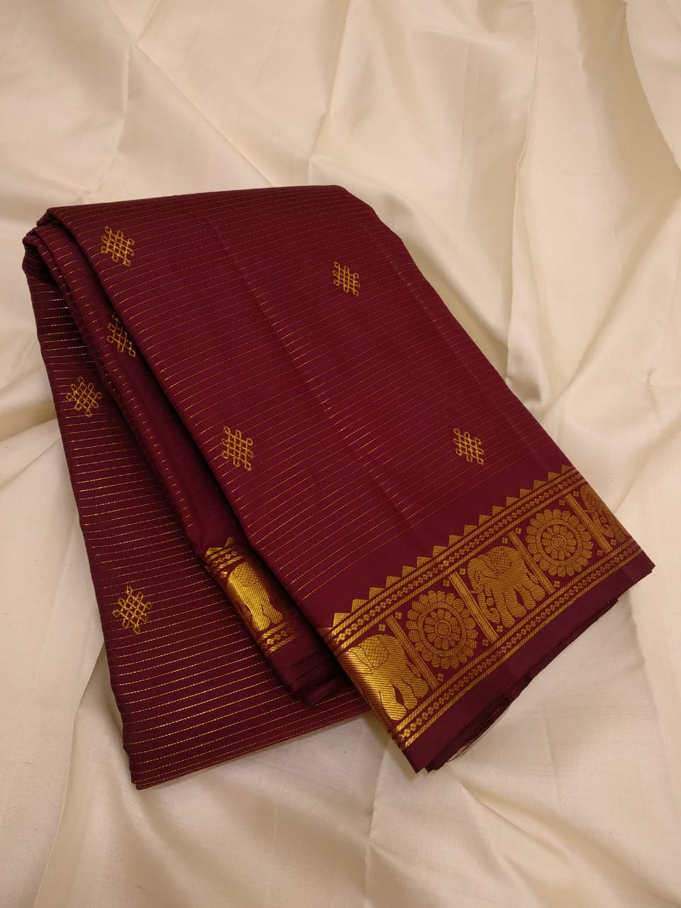 Rangoli butties with Vairaooshi. This is a wonderful famous Kanchipuram pure silk hand woven by excellent weavers with Vairaooshi and rich pallu with beautiful color combinations.