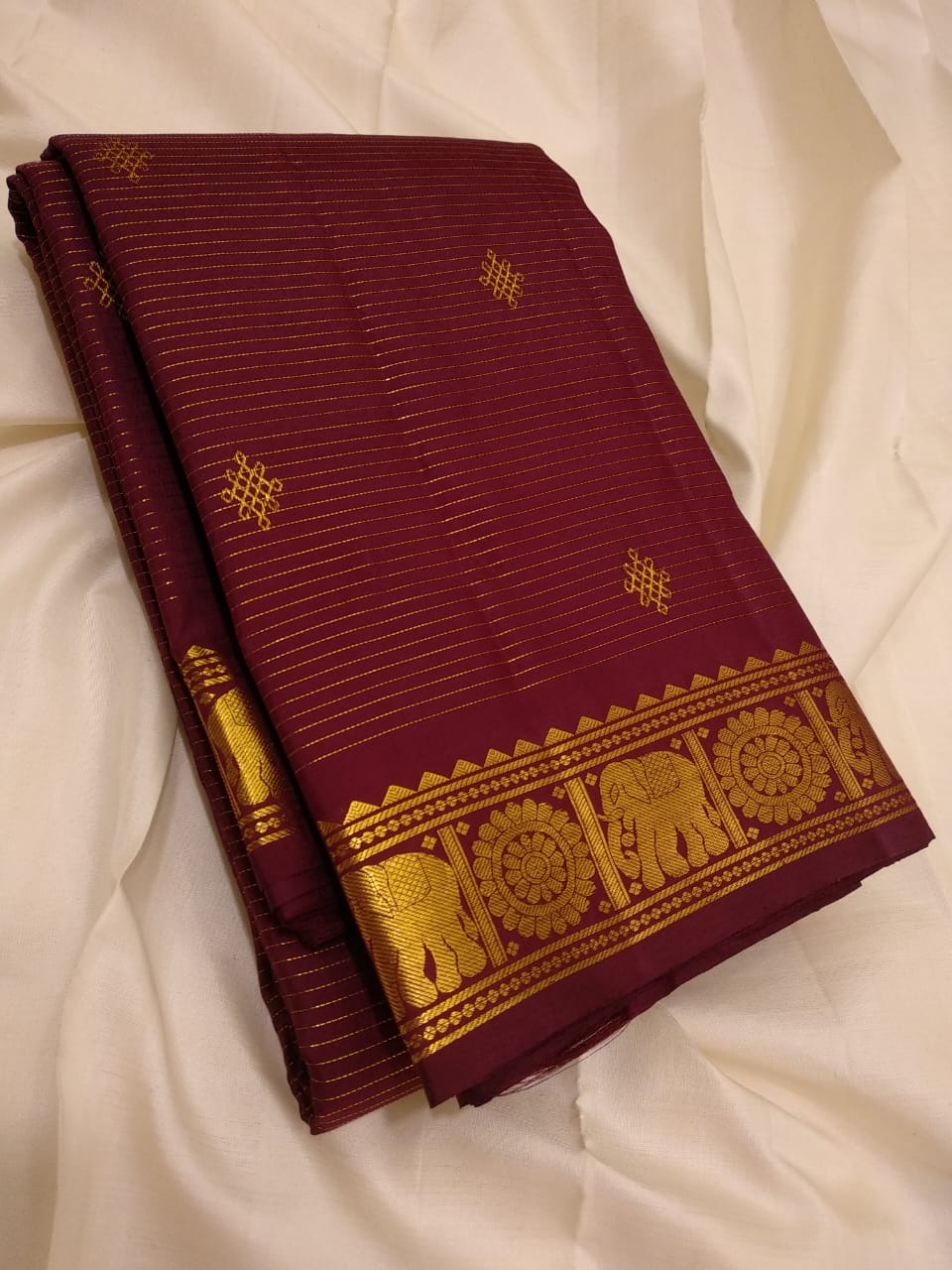 Rangoli butties with Vairaooshi. This is a wonderful famous Kanchipuram pure silk hand woven by excellent weavers with Vairaooshi and rich pallu with beautiful color combinations.