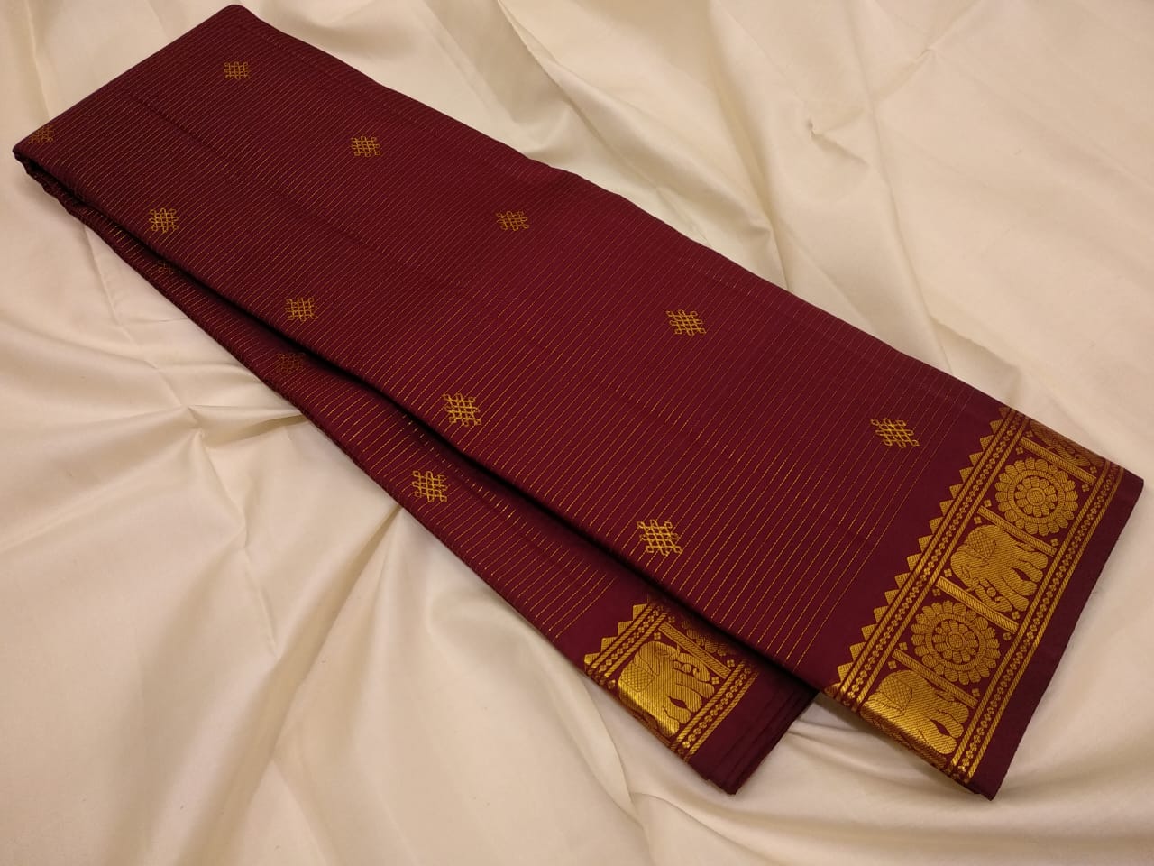 Rangoli butties with Vairaooshi. This is a wonderful famous Kanchipuram pure silk hand woven by excellent weavers with Vairaooshi and rich pallu with beautiful color combinations.