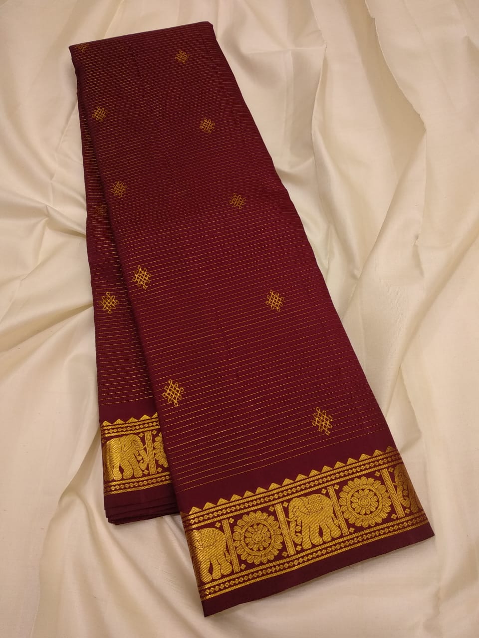 Rangoli butties with Vairaooshi. This is a wonderful famous Kanchipuram pure silk hand woven by excellent weavers with Vairaooshi and rich pallu with beautiful color combinations.