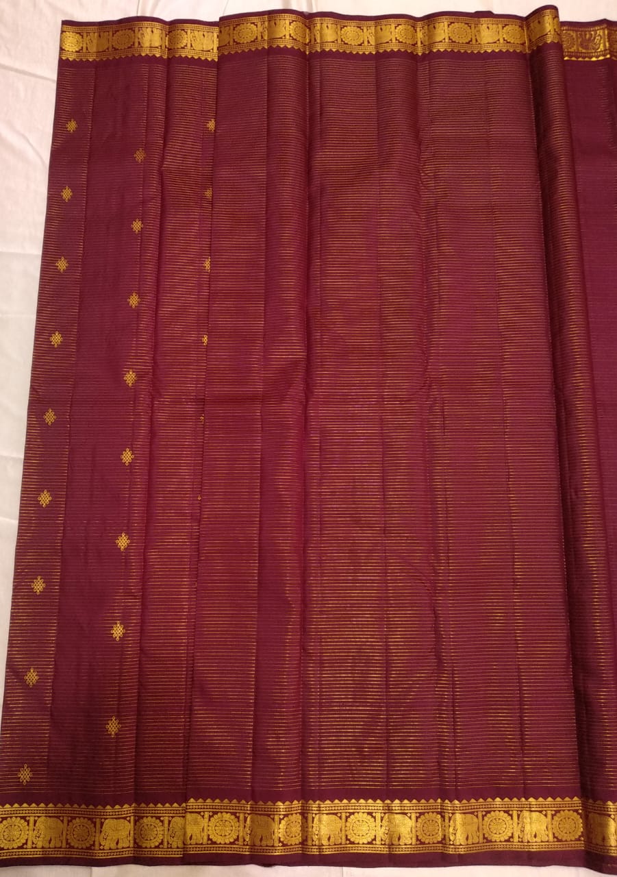 Rangoli butties with Vairaooshi. This is a wonderful famous Kanchipuram pure silk hand woven by excellent weavers with Vairaooshi and rich pallu with beautiful color combinations.