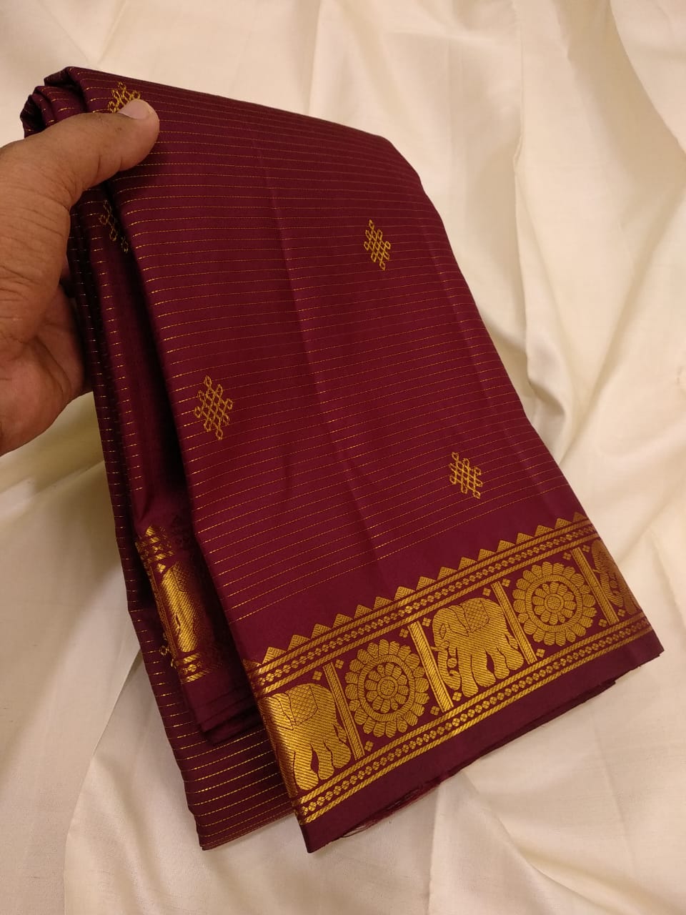 Rangoli butties with Vairaooshi. This is a wonderful famous Kanchipuram pure silk hand woven by excellent weavers with Vairaooshi and rich pallu with beautiful color combinations.