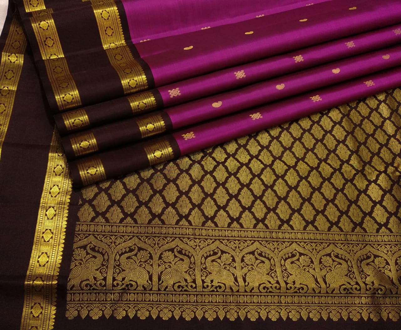 Classical & Traditional, Royal & Rich Look.  Kanchipuram  Handwoven Rettai Pettu Borders with beautiful butta Silk Saree with Rich Pallu.