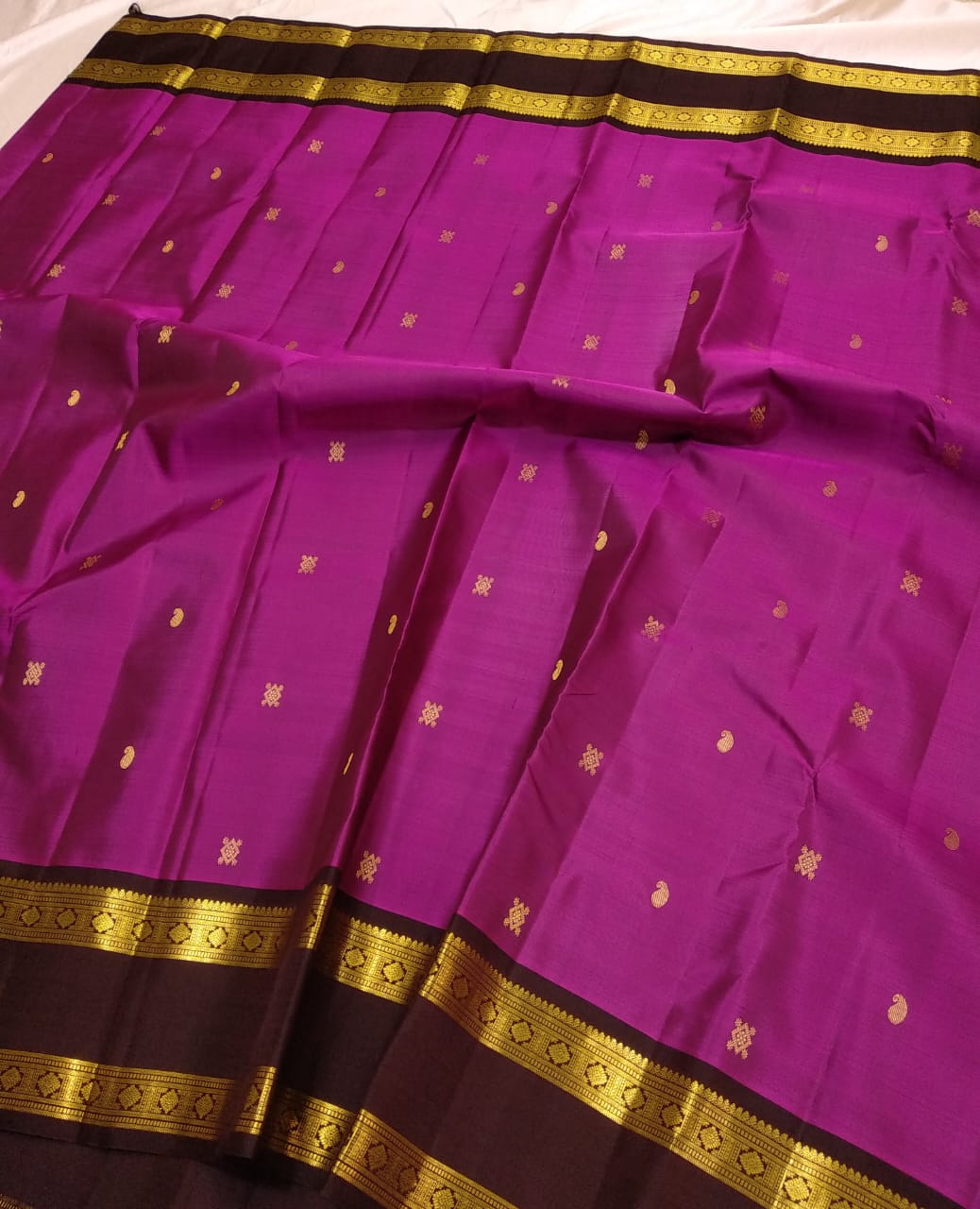 Classical & Traditional, Royal & Rich Look.  Kanchipuram  Handwoven Rettai Pettu Borders with beautiful butta Silk Saree with Rich Pallu.