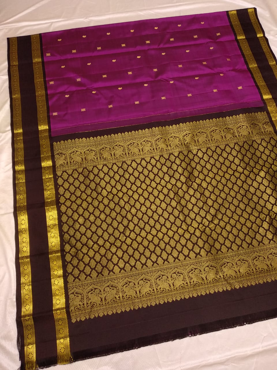 Classical & Traditional, Royal & Rich Look.  Kanchipuram  Handwoven Rettai Pettu Borders with beautiful butta Silk Saree with Rich Pallu.