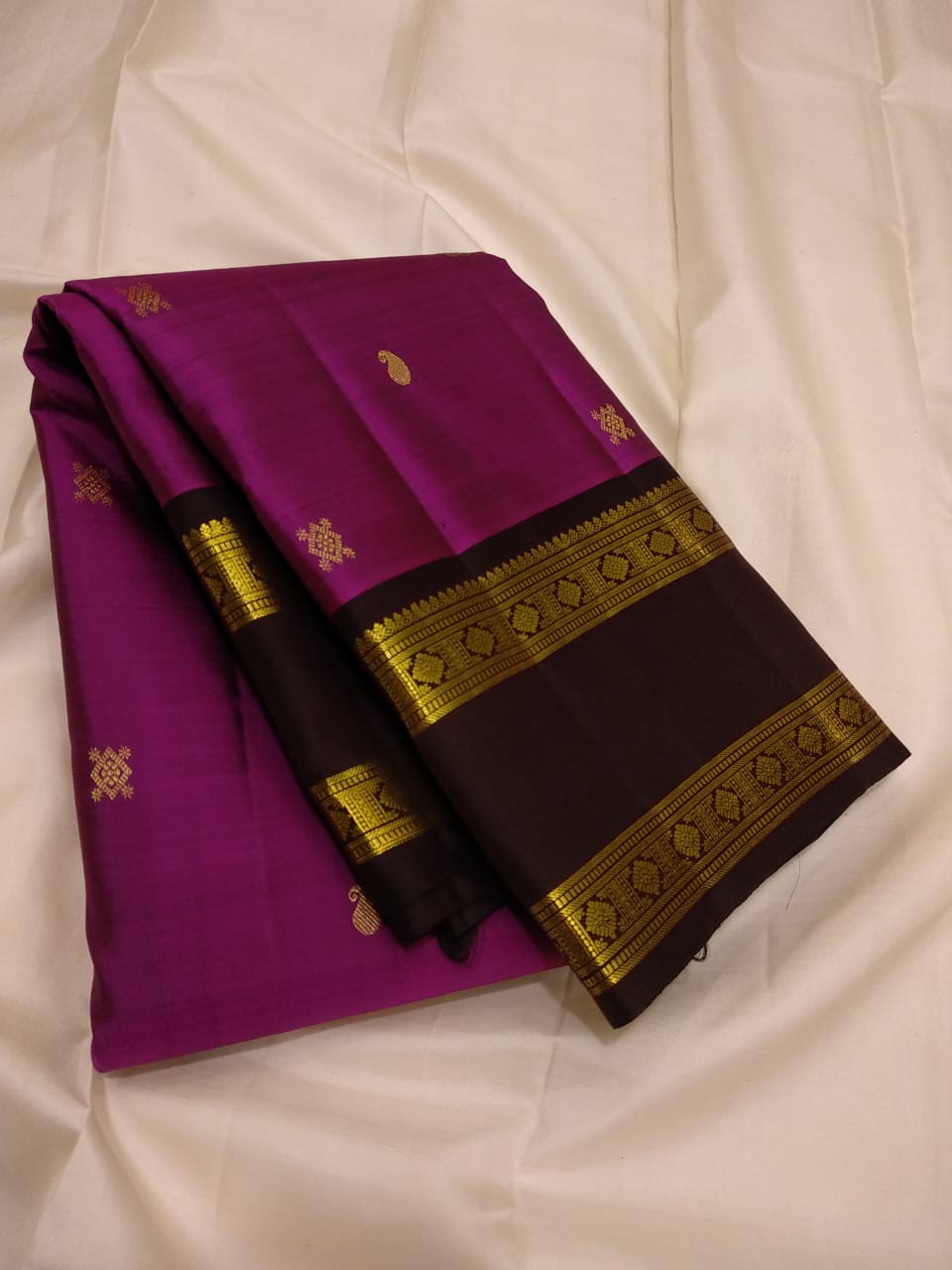 Classical & Traditional, Royal & Rich Look.  Kanchipuram  Handwoven Rettai Pettu Borders with beautiful butta Silk Saree with Rich Pallu.