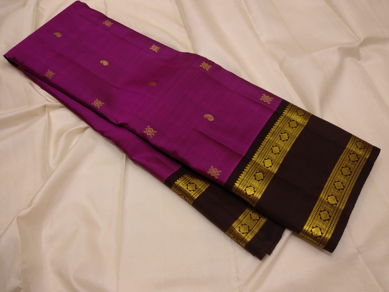 Classical & Traditional, Royal & Rich Look.  Kanchipuram  Handwoven Rettai Pettu Borders with beautiful butta Silk Saree with Rich Pallu.