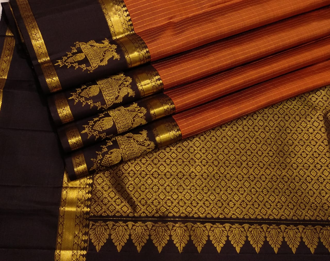 Vintage collections, Royal & Classic Rettai pet Borders with turning butta on Border