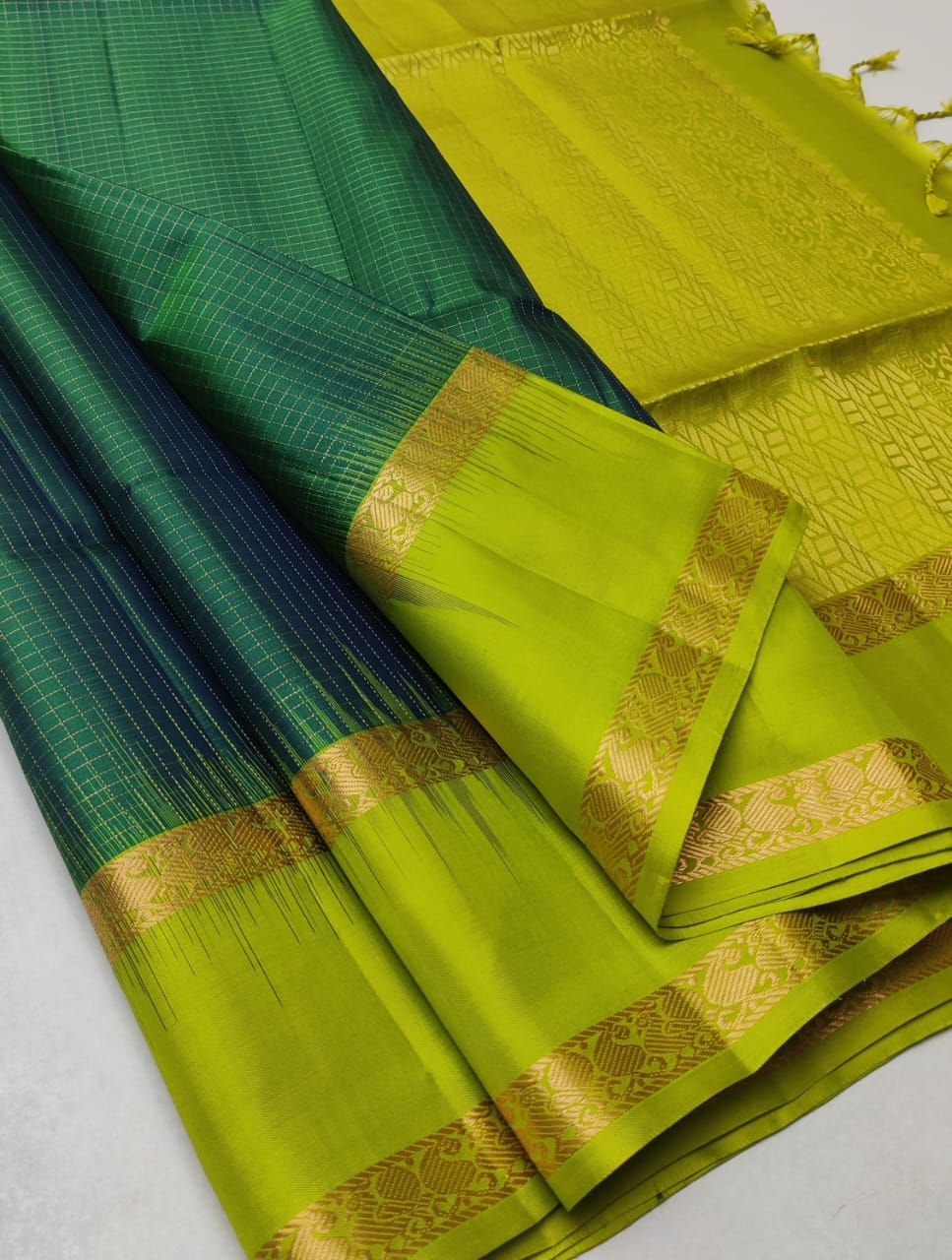 Kattaas Traditional Zari checks with retta pet border