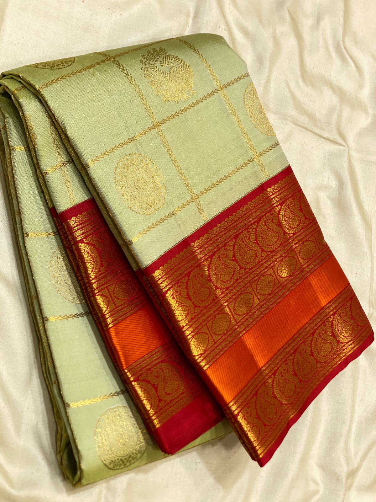 Kattaas 2g zari contrast double border belldari oosi check butta