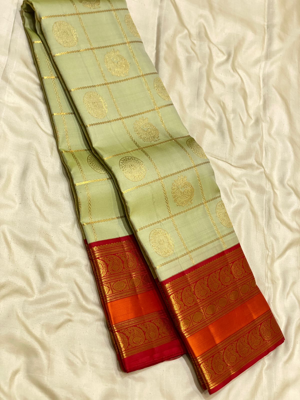 Kattaas 2g zari contrast double border belldari oosi check butta