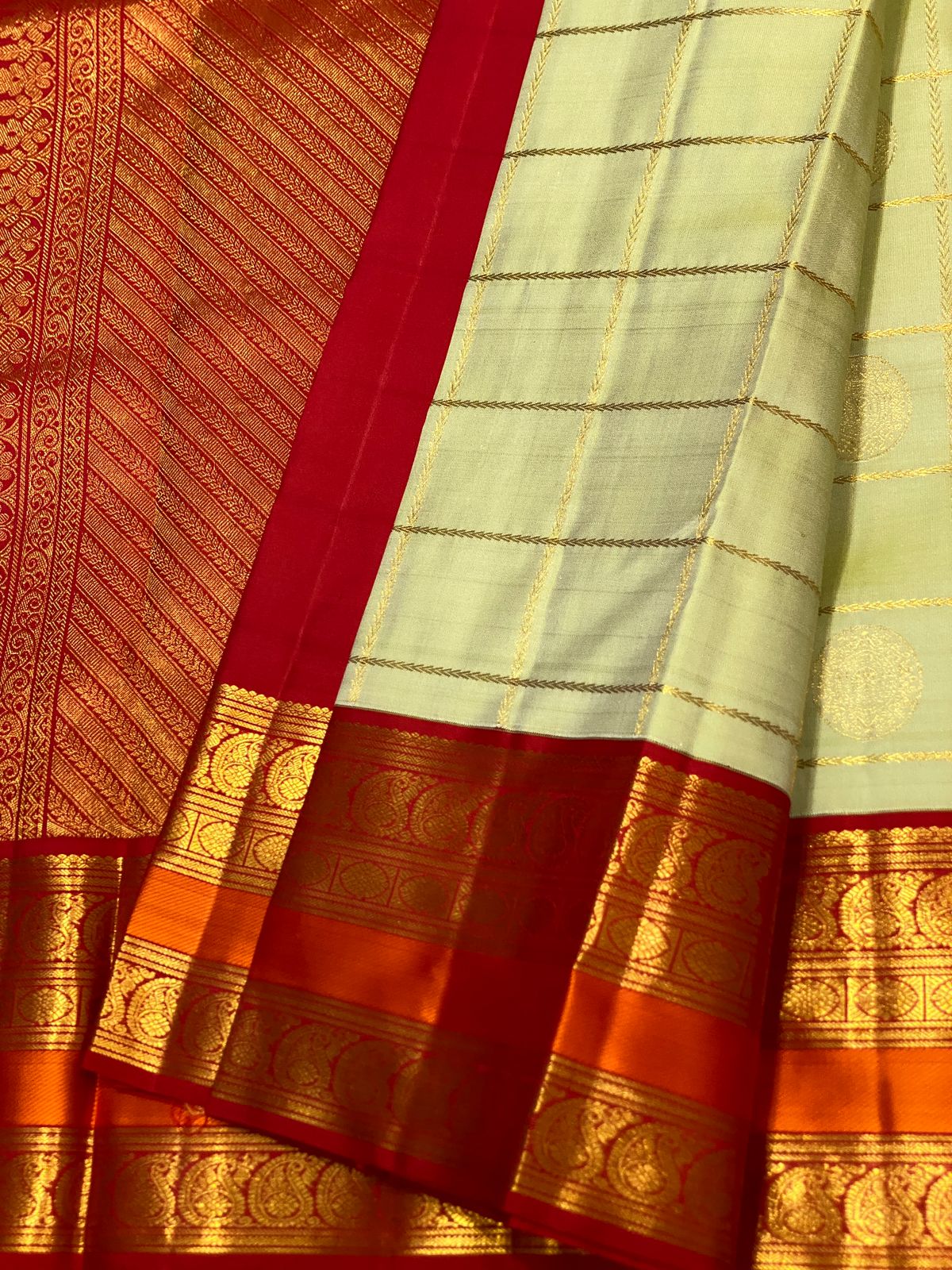 Kattaas 2g zari contrast double border belldari oosi check butta