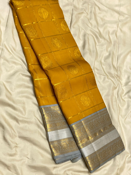 Kattaas 2g zari contrast double border belldari oosi check butta