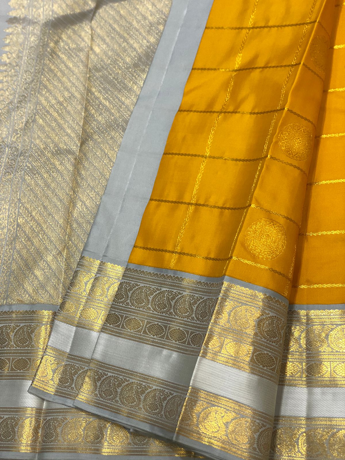 Kattaas 2g zari contrast double border belldari oosi check butta
